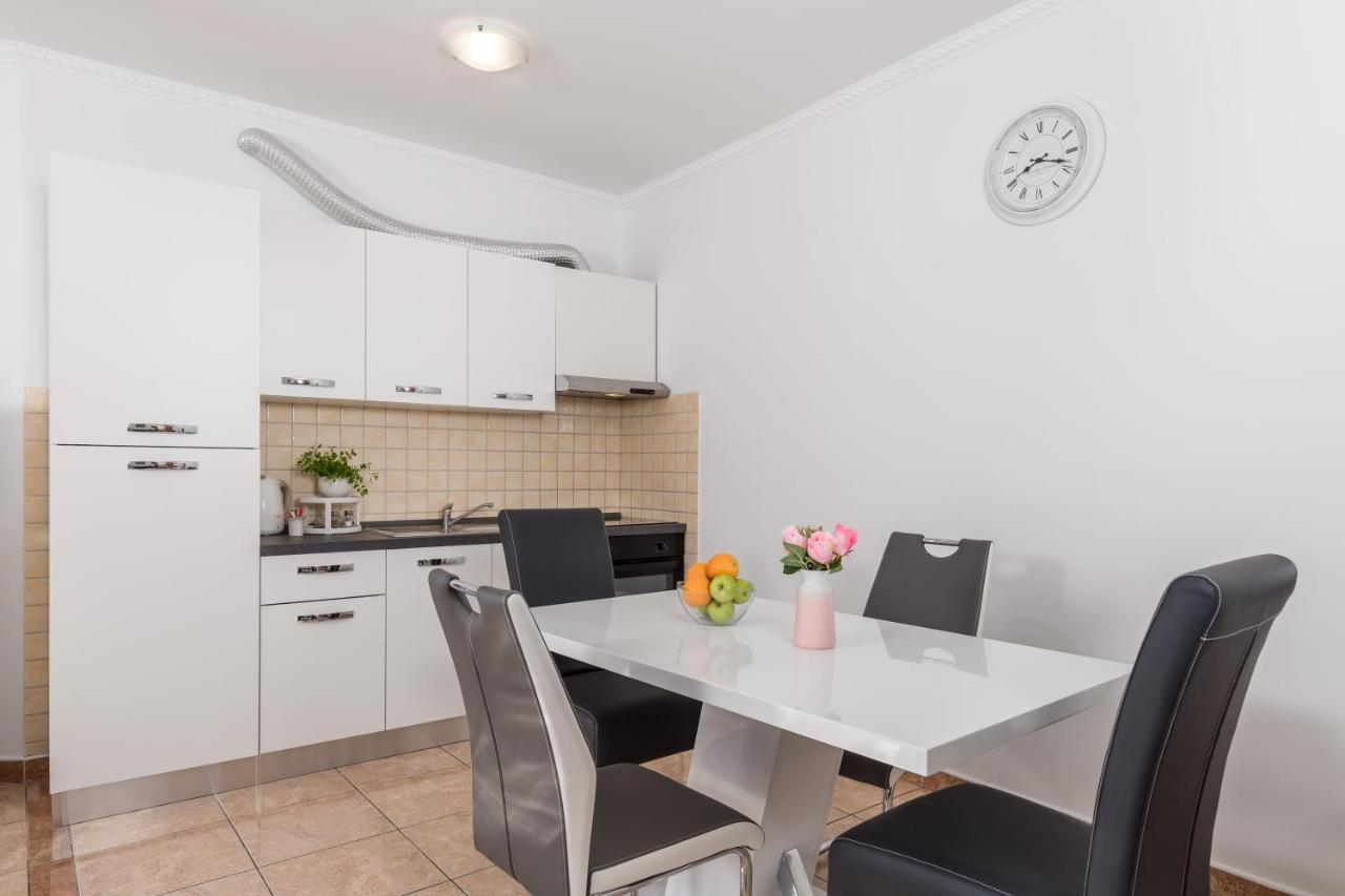 Summer Breeze Apartment With A Pool Опатия Екстериор снимка